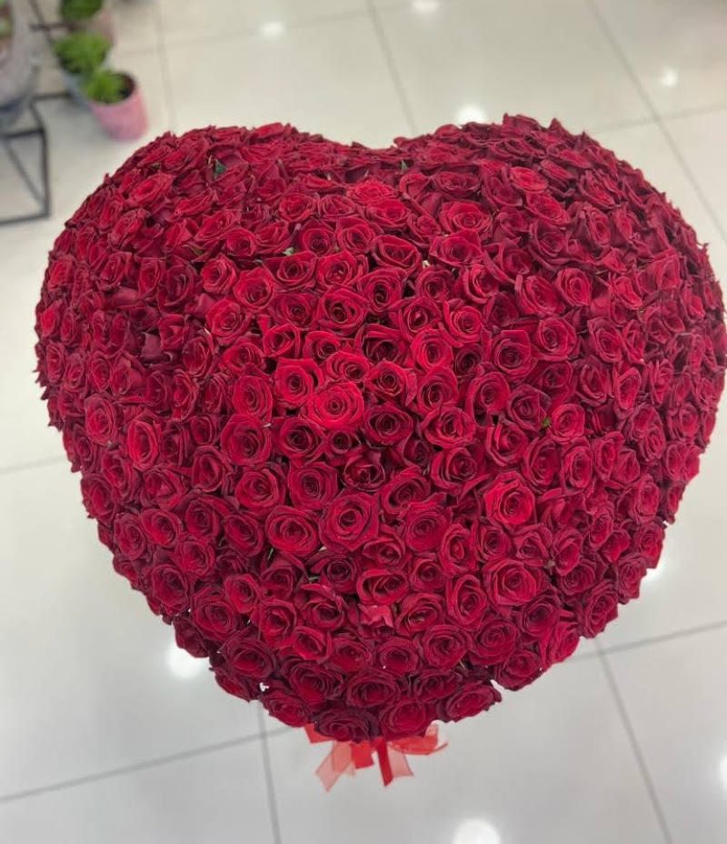 Kalp Şeklinde Kırmızı Gül Aranjmanı