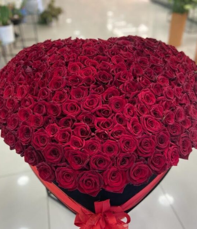 Kalp Şeklinde Kırmızı Gül Aranjmanı