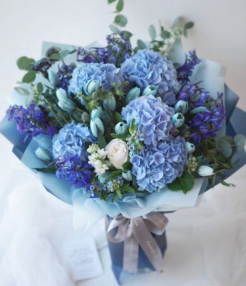 Mavi Ortanca & Beyaz Gül Buketi (Blue Harmony)