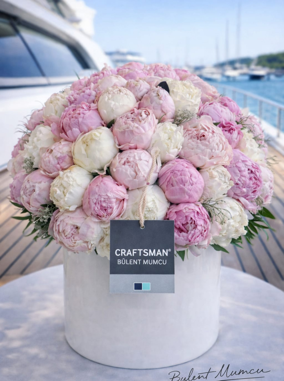 Kutuda Pembe Beyaz Şakayık Tasarımı